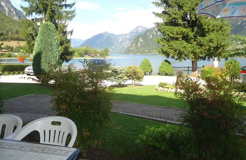 Idro Apartamento | Villa Tiziana Type T3 - DIRECTLY ON THE LAKE - up to 4 people - pool - garden - wide view