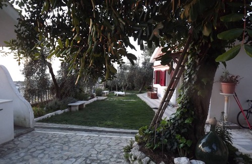 Chiesiola Villa | Villa a mil quinientos metros del mar situada en una colina panorámica.