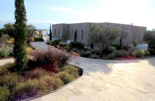 Kilada Casa | Villa Tranquility - Walk to the Beach with Infinity Pool