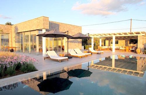 Kilada Casa | Villa Tranquility - Walk to the Beach with Infinity Pool