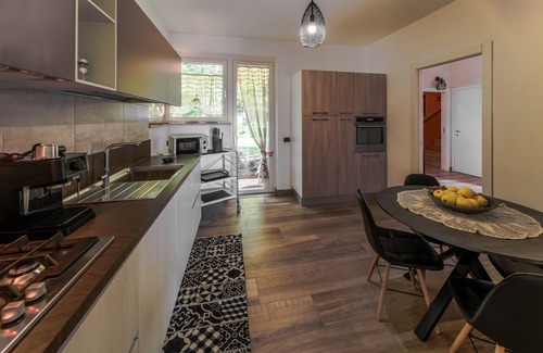 Padenghe sul Garda Villa | Villa Tullia con vistas al lago de Garda y con jardín privado.