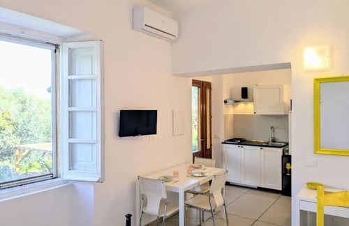 Chia Apartamento | Villa Uliveto Yellow Apartment