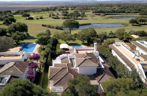 Benalup-Casas Vieja Casa | "Villa Vainilla on the golf course" con piscina, Wi-Fi y jardín