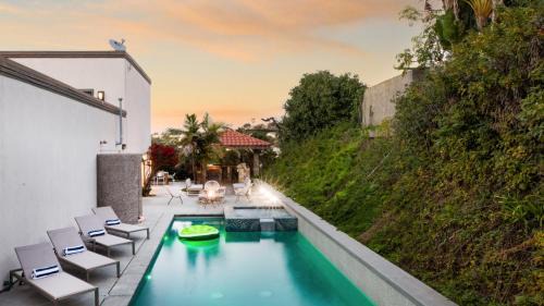 Hidden Valley Casa | Villa Valencia by AvantStay Entertainers Dream w Outdoor Kitchen Spa Views