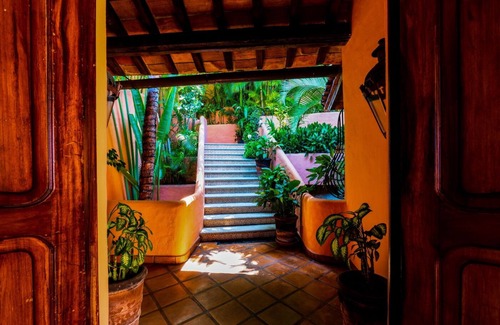 South Shore Hotel Area Villa | Villa Ventura 5 Star Luxury,Fully Staffed,Private Pool,Private Beach