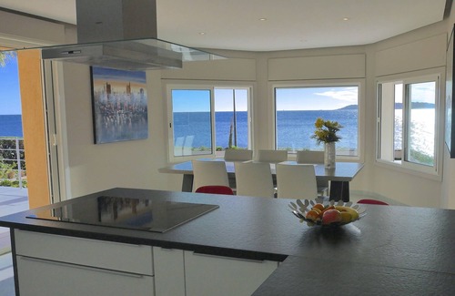 Sainte-Maxime City Centre Villa | Villa CENTRAL y por el MAR; VISTA de Saint-Tropez; Piscina climatizada!