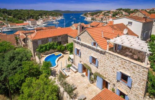 Milna (Brac) Villa | Villa Vicina Heritage villa for 9,Milna - close to restaurants and shops