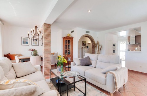 Urbanizacion Costabella Villa | Villa 'Viking' con vistas al mar, Wi-Fi y aire acondicionado