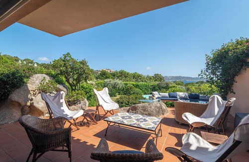 Punta Sardegna Villa | Villa 'Viola Con Piscina E Giardino' con vistas al mar, piscina privada y Wi-Fi