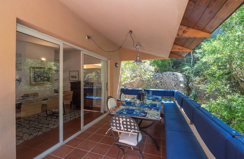 Punta Sardegna Villa | Villa 'Viola Con Piscina E Giardino' con vistas al mar, piscina privada y Wi-Fi