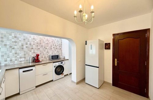 Callao Salvaje Villa | Villa Violetta cerca de la playa con piscina, jardín, A/C y Wi-Fi
