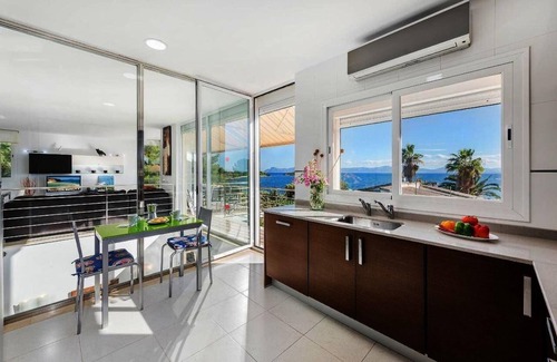 Alcanada Villa | Villa 'Vistafar ' con vistas al mar, Wi-Fi y aire acondicionado