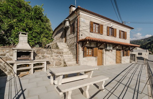 Terras de Bouro Villa | Villa 'Vivenda Romantica Geres' with Lake View, Private Terrace and Air Conditioning