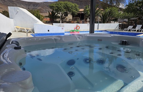 Tetir Villa | Villa "Vivienda Vacacional Sara" con vistas a la montaña, terraza, piscina y pista de baloncesto