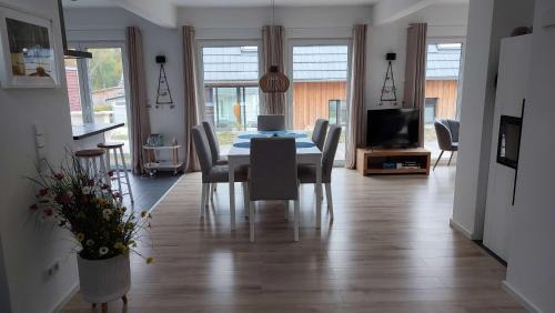 Rheinsberg Casa | Villa Wildrose mit Sauna und Beachfußballplatz