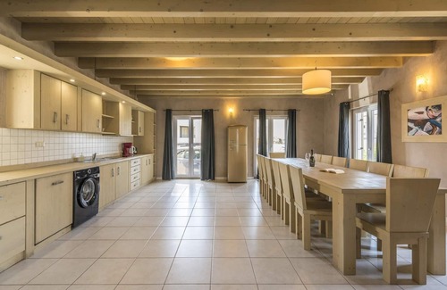 Premantura Casa | Villa de lujo con piscina climatizada, jacuzzi y sauna, cerca de la playa.