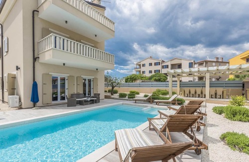 Premantura Casa | Villa de lujo con piscina climatizada, jacuzzi y sauna, cerca de la playa.