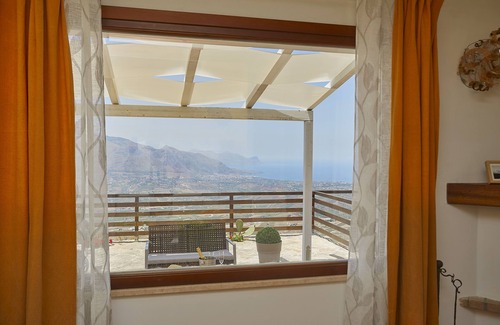 Alcamo Villa | Casa con jardín y terrazas en el monte de Bonifacio, vista panorámica del Golfo
