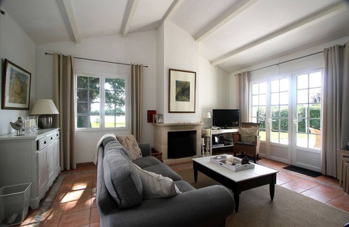 Vasles Villa | Villa con jardín cerca del hermoso campo de golf
