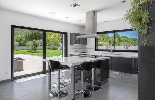 Cuges-les-Pins Villa | Villa Koï con piscina climatizada, spa, gimnasio y sala de cine - 8 personas