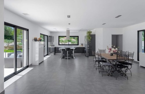 Cuges-les-Pins Villa | Villa Koï con piscina climatizada, spa, gimnasio y sala de cine - 8 personas