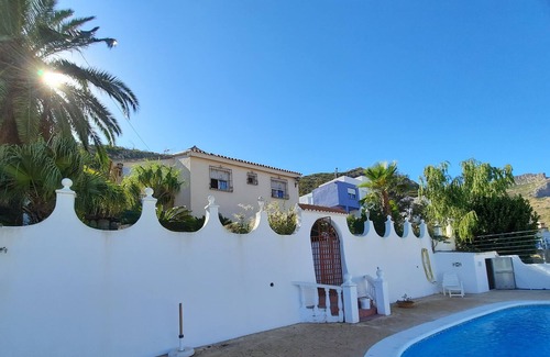 Gandia Villa | Villa with heated pool and a lovely green garden