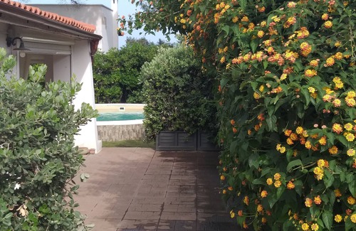Sarroch Casa | Elegante villa con hermosa terraza cubierta y piscina a menos de 200 metros. del mar y 1 km. de Pula: con ama de llaves.