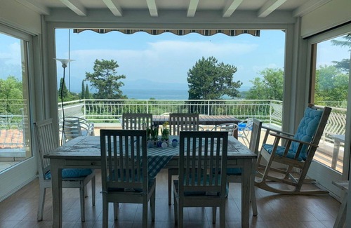 Lonato del Garda Villa | Villa con maravillosas vistas al lago de Garda, jardín y piscina.