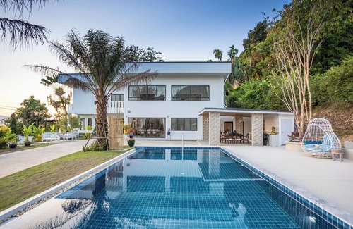 Wichit Villa | Villa with Jacuzzi &Stunning Seaview V30
