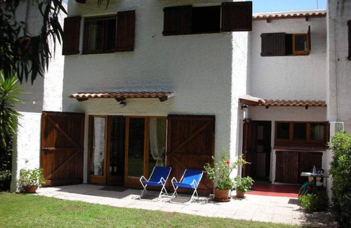 Santa Margherita di Pula Villa | Villa con gran jardín, a 300 metros del mar y en la aldea exclusiva