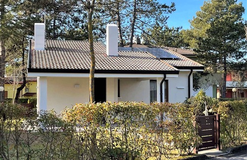 Bibione Villa | Casa vacacional con un jardín grande y piscina
