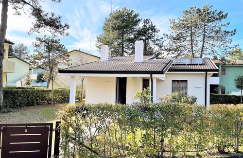 Bibione Villa | Casa vacacional con un jardín grande y piscina