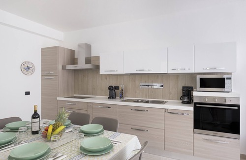 Toscolano Maderno Villa | Villa con parque, piscina privada y hermosa vista al lago.