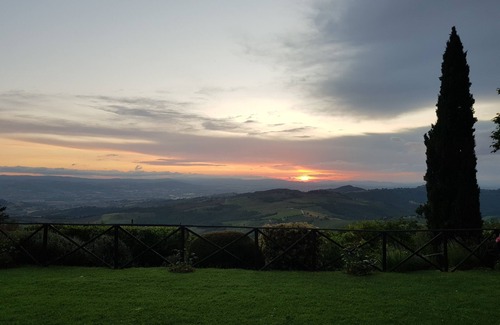 San Terenziano Casa | Villa con piscina y Vistas Territoriales; Pequeño Pueblo