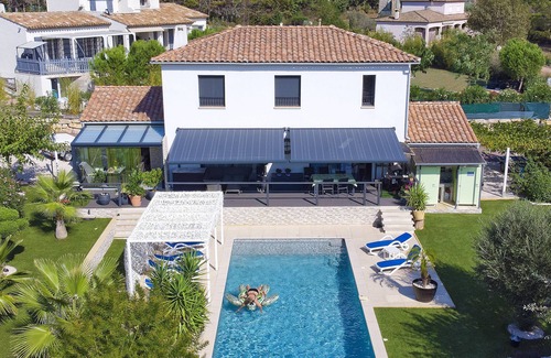 Bagnols-en-Foret Villa | Villa con piscina para los más exigentes.