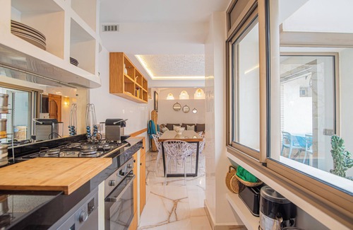 Swiss City Villa | Villa with pool 10 minutes from the beach!