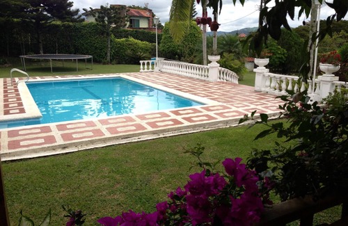 Darien Villa | Villa con piscina y vista al lago