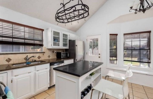Flower Mound Casa | Villa with Pool, BBQ and More