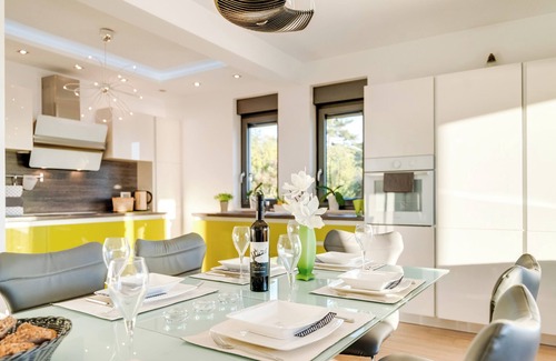 Crikvenica Villa | Villa de lujo con piscina cerca de la playa, magníficas vistas al mar y parque infantil.