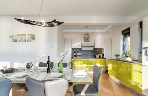 Crikvenica Villa | Villa de lujo con piscina cerca de la playa, magníficas vistas al mar y parque infantil.