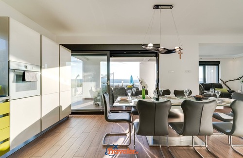 Crikvenica Villa | Villa de lujo con piscina cerca de la playa, magníficas vistas al mar y parque infantil.