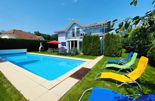 Dottikon Casa | Villa with Pool: Leon’s Holiday Homes