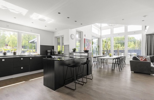Farsta Villa | Villa exclusiva con piscina cerca de la ciudad y la naturaleza