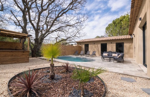 Cadenet Casa | Villa with pool, outdoor bar and balinese bed