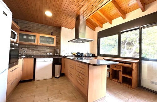 El Roc de Sant Gaieta Chalet De Esquí | Chalet con piscina, parking y wifi junto Roc de Sant Gaieta con vistas al mar.