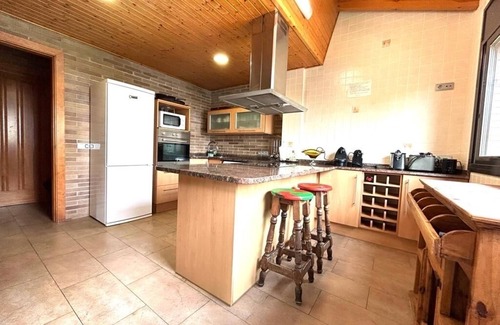 El Roc de Sant Gaieta Chalet De Esquí | Chalet con piscina, parking y wifi junto Roc de Sant Gaieta con vistas al mar.