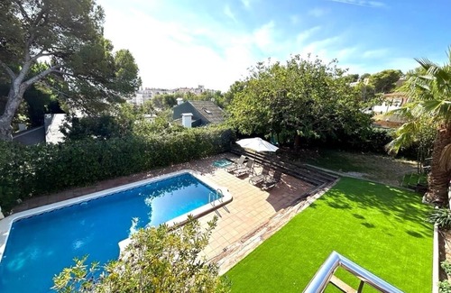 El Roc de Sant Gaieta Chalet De Esquí | Chalet con piscina, parking y wifi junto Roc de Sant Gaieta con vistas al mar.