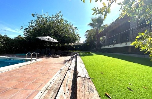 El Roc de Sant Gaieta Chalet De Esquí | Chalet con piscina, parking y wifi junto Roc de Sant Gaieta con vistas al mar.