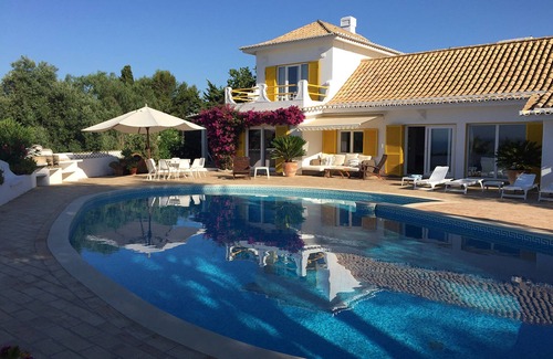 Lagos Villa | Villa con piscina privada, cancha de tenis y vistas al mar