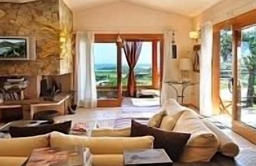 Chia Villa | Villa con piscina privada y vistas divinas al mar a solo un paseo de la playa de arena